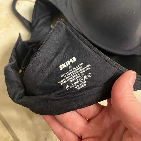 SKIMS Fits Everybody T-Shirt Bra - Picture 8 of 11